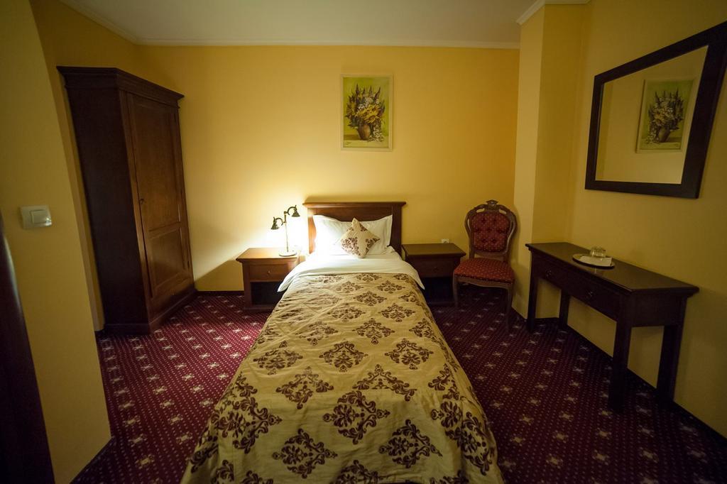 Vila Royal Hotel Bacău Екстериор снимка